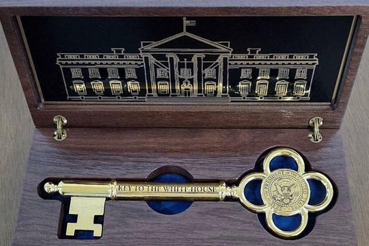 Ông Trump tặng chìa khóa Nhà Trắng cho Tổng thống Hàn Quốc