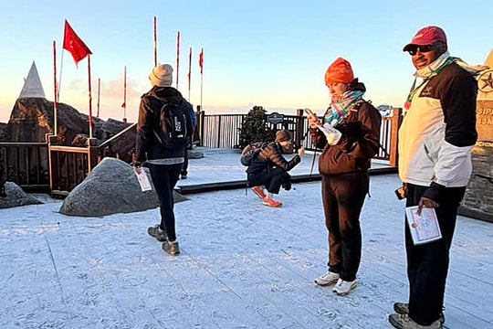 Băng giá phủ kín đỉnh Fansipan