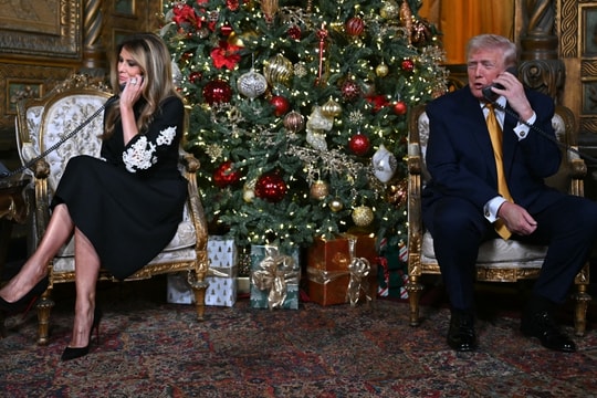 Ông Trump, bà Melania tham gia chiến dịch theo dõi Ông già Noel