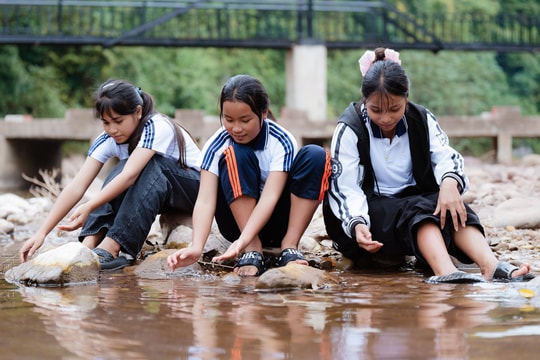 Thầy trò vùng cao chắt chiu từng nguồn nước