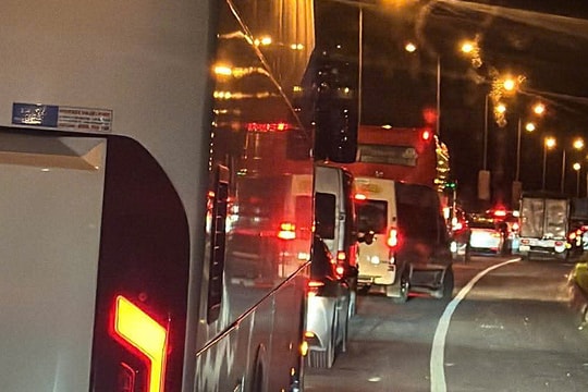 Dây điện vắt ngang đường, cao tốc Liên Khương - Prenn tê liệt hơn một giờ