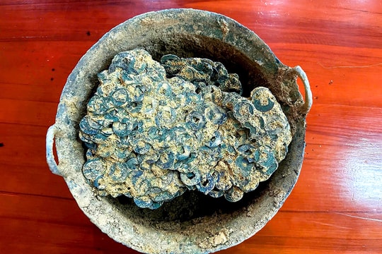 Đào được 15 kg tiền cổ khi rà phế liệu