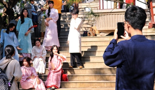 Giới trẻ TPHCM "lên đồ" chụp ảnh Tết sớm