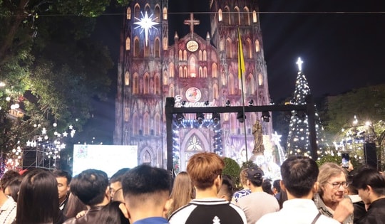 VIDEO: Hàng vạn người dân Hà Nội chào đón Giáng sinh 2025