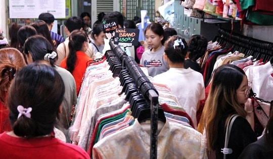 Thu nhập “khủng” từ cho thuê áo dài chụp ảnh Tết sớm tại TPHCM