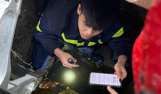 Xúc động hình ảnh Công an Đà Nẵng chui xuống cống, tìm điện thoại cho du khách