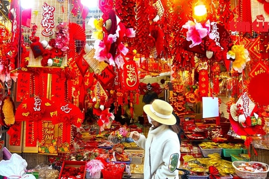 Sau Noel, phố Hàng Mã tất bật trang trí sắc đỏ rực rỡ đón Tết Bính Ngọ