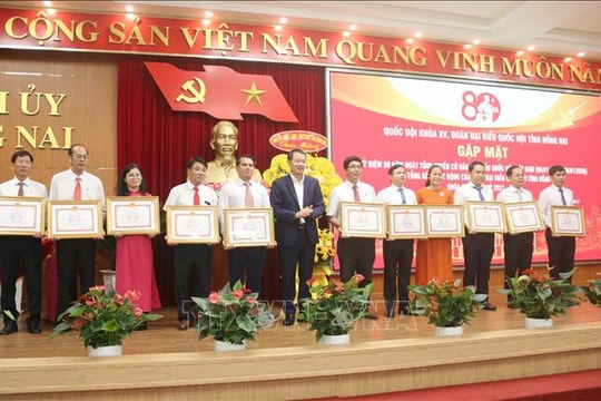 Tranh luận, chất vấn thẳng thắn những vấn đề 'nóng' được dư luận quan tâm