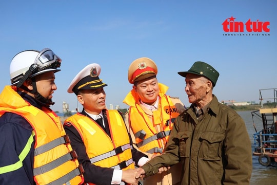 Công an Hà Nội lan tỏa phong trào thi đua 'Ba nhất' trên những tuyến sông