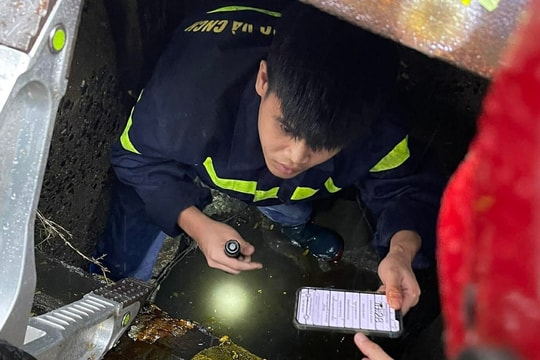 Khách nước ngoài được Công an Đà Nẵng tìm giúp điện thoại rớt xuống cống