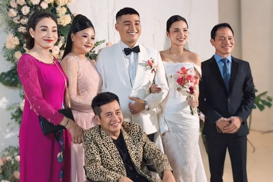 Nghệ sĩ Tấn Beo ngồi xe lăn dự đám cưới con trai