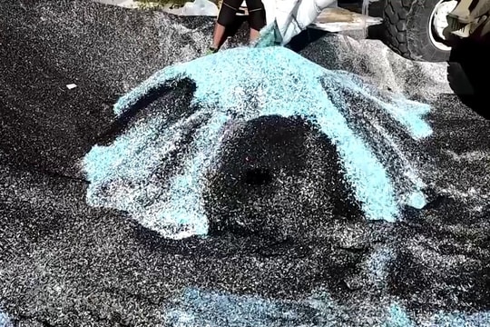 Dùng nhựa phế thải thay đá để làm đường ở Hungary