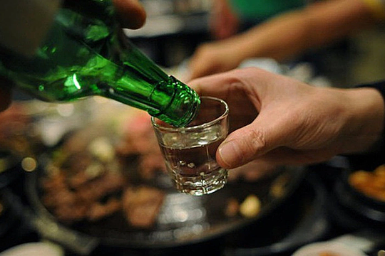 Chàng trai hôn mê sau khi tự truyền dịch giải rượu