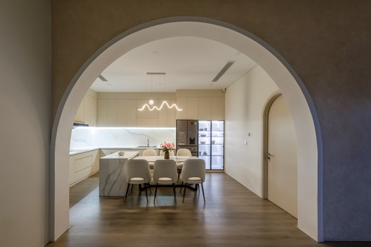 Nhà hai tầng dùng ánh sáng dẫn dắt không gian