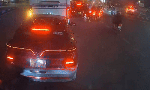 Lách qua hai ôtô, người đi xe máy bị ôtô khác đâm trúng