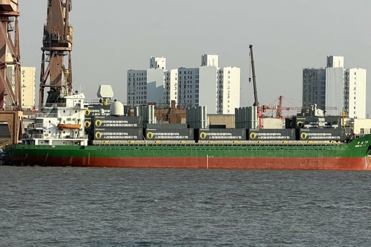 Xuất hiện ảnh tàu hàng Trung Quốc chở container chứa 60 bệ tên lửa