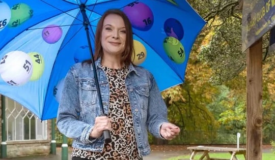 Tình cờ đi ngang qua giếng nước, người phụ nữ nhận về "kho báu" không tưởng