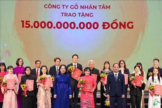 Phó Chủ tịch nước Võ Thị Ánh Xuân dự chương trình 'Mùa xuân cho em'