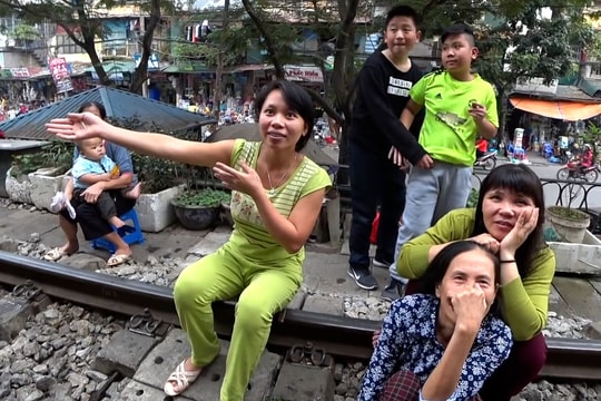 Khách Tây chứng kiến 14 năm 'lột xác' của phố đường tàu Hà Nội