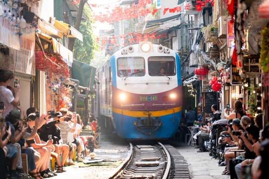 Khách Tây chứng kiến hành trình 'lột xác' của phố đường tàu Hà Nội