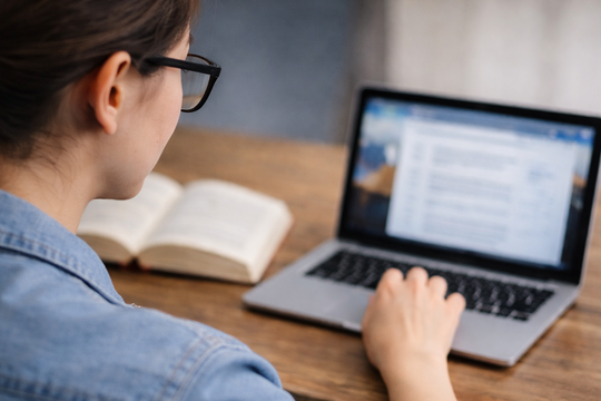 Bị cận thị nhẹ có cần đeo kính không?