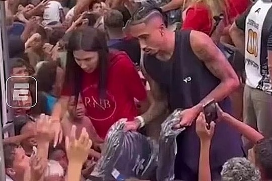 Raphinha - 'cậu bé xin ăn' trở về đền đáp quê nhà