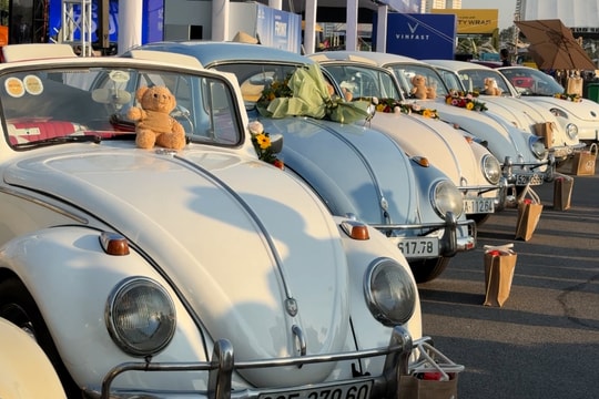 Khách tham quan triển lãm ôtô trải nghiệm xe cổ Volkswagen