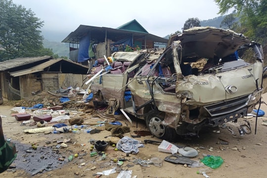 Hiện trường vụ lật xe chở đoàn thiện nguyện tại Lào Cai