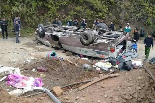 Lật xe khách, 7 người tử vong