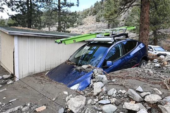 Mưa lũ biến đường sá California thành sông bùn