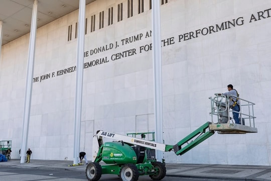 Hủy diễn tại Trung tâm Trump-Kennedy, nghệ sĩ bị yêu cầu bồi thường 1 triệu USD