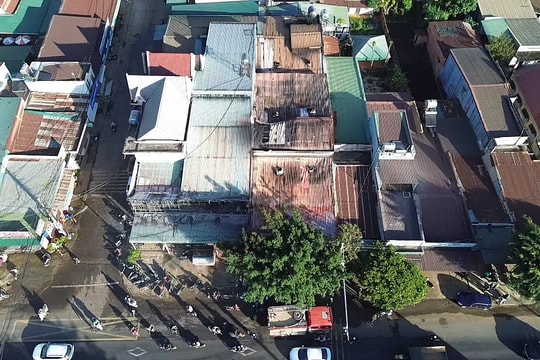 Bé sơ sinh sống sót giữa biển lửa thiêu rụi cửa hàng điện nước ở Đăk Lăk