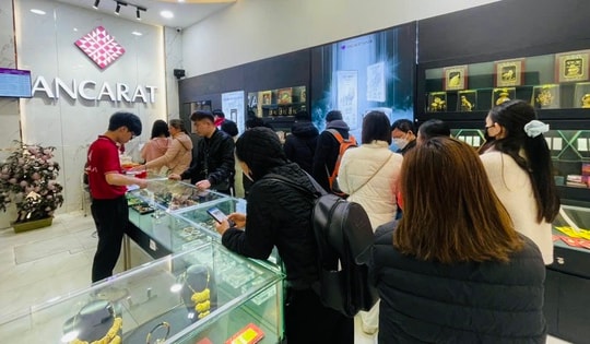 Giá bạc tăng mạnh, người dân Hà Nội xếp hàng mua