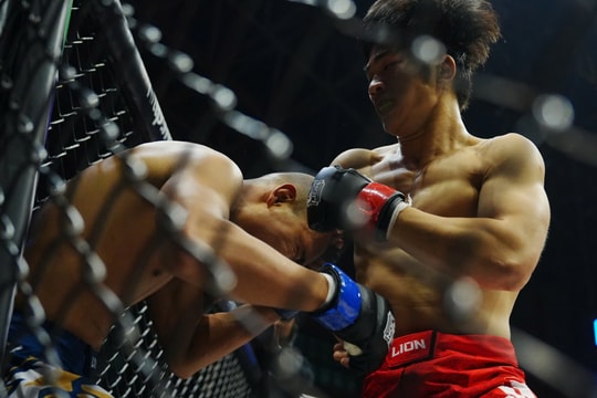 Võ sĩ của Johnny Trí Nguyễn đứng im chịu 8 đòn gối cực mạnh, bị đối thủ hạ gục