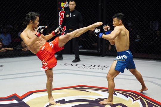 Tung đòn bất ngờ hạ gục đối thủ, lão tướng MMA hành động thượng võ đáng nể phục