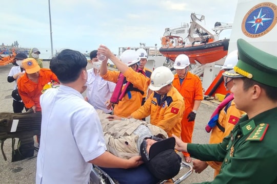 Ứng cứu ngư dân bị nạn trên vùng biển Đà Nẵng