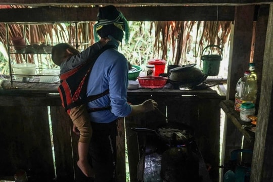 Mồ côi cha, bé trai 2 tuổi theo ông bà xuống núi chữa tan máu bẩm sinh