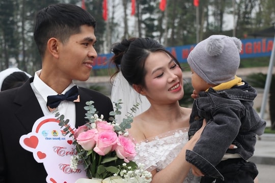 Nhiều cặp đôi công nhân rơi nước mắt trong đám cưới mơ ước