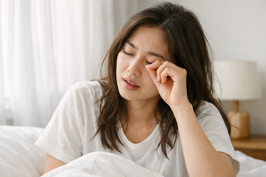 Vì sao mắt đổ ghèn khi thức dậy?