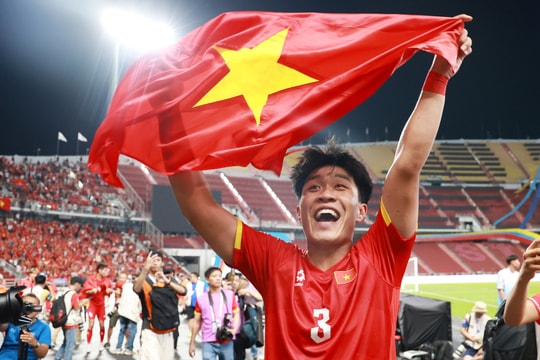 Trung vệ Phạm Lý Đức: 'Tôi không thể bỏ cuộc khi nhìn thấy ánh mắt tự hào của cha mẹ'