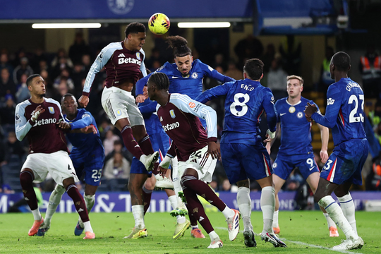 Aston Villa thắng ngược Chelsea