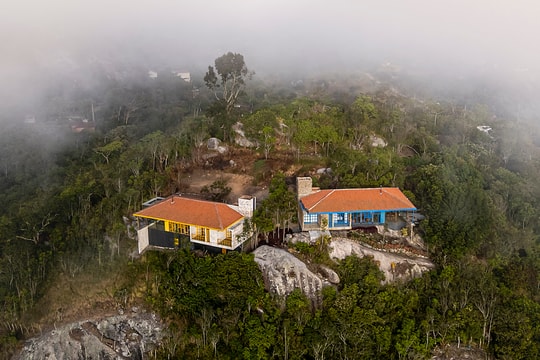 Hai ngôi nhà xây 'chênh vênh' trên vách đá nhìn ra thung lũng