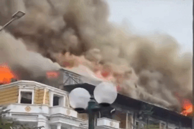 Cháy mái 5 nhà liền kề Hà Nội, lửa khói ngùn ngụt