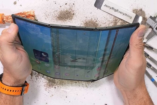 Điện thoại gập ba Galaxy Z TriFold bị chê kém bền