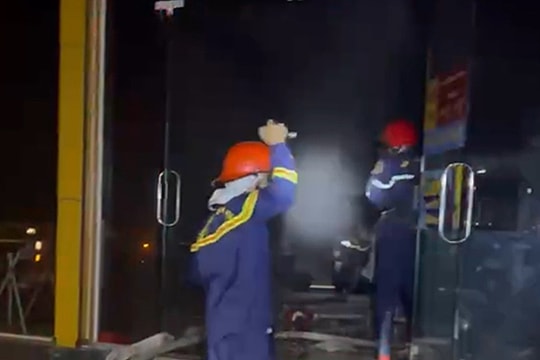 Cháy cửa hàng điện máy ở trung tâm Vĩnh Long