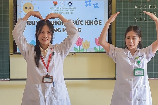 Chi tiền tỷ tặng sinh viên áo blouse cao cấp, Y Hà Nội gây 'sốt'