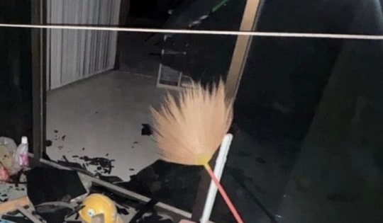 Đâm vào cửa kính khi đang tẩu thoát, tên trộm tử vong vì mất máu