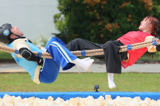 Uyển Ân đối đầu anh trai Trấn Thành