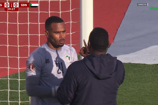 Thủ môn đột nhiên ngất xỉu khiến tất cả bàng hoàng, lý do hóa ra không nguy hiểm