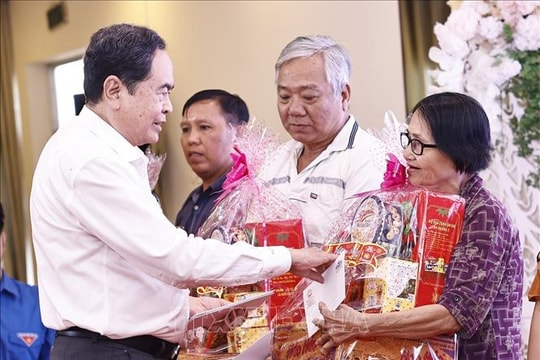 Kế hoạch tặng quà cho người có công, hưu trí, người yếu thế dịp Tết